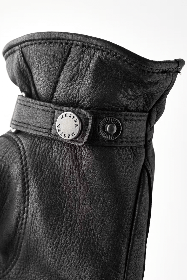 Gants d'hiver en cuir avec bracelet ajustable et détail de bouton-pression pour un style élégant.