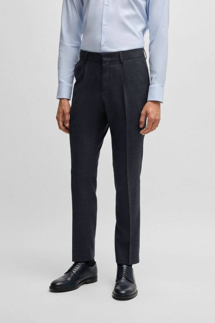 Pantalon slim fit moderne en laine, adapté pour des tenues formelles avec une chemise bleu clair.