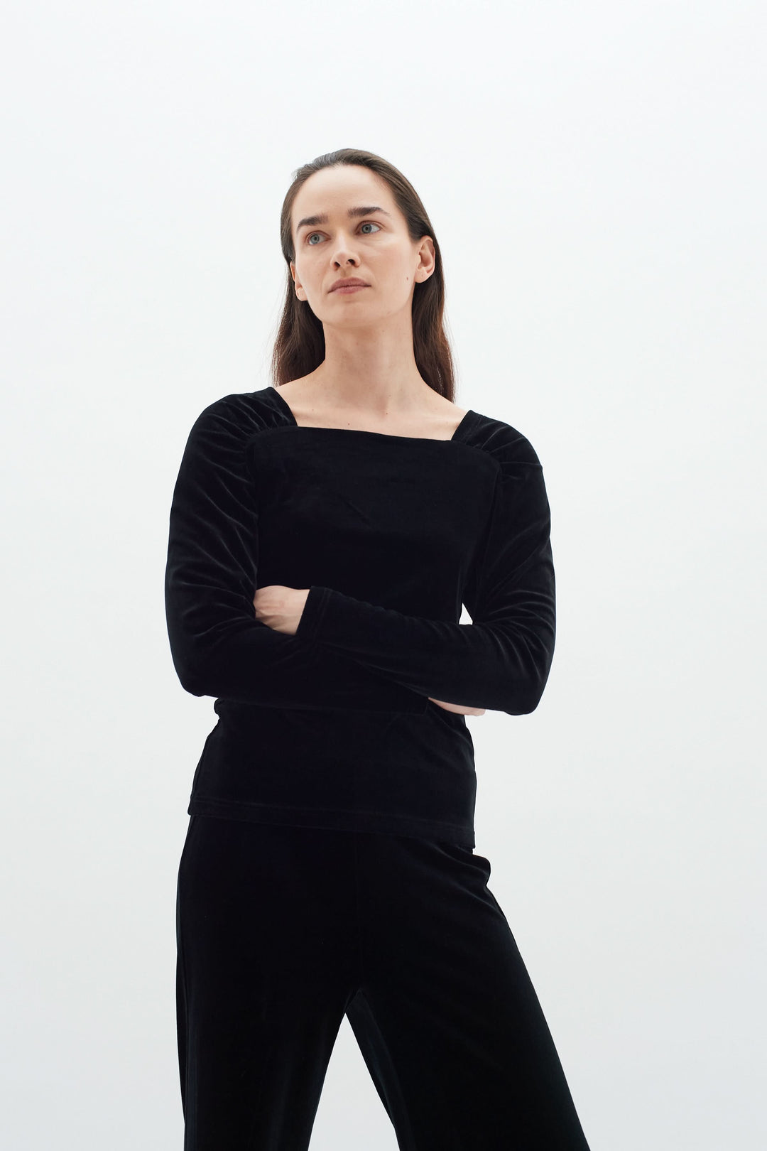 Haut BRYNN en velours noir avec col carré et épaules froncées, parfait pour des occasions habillées.