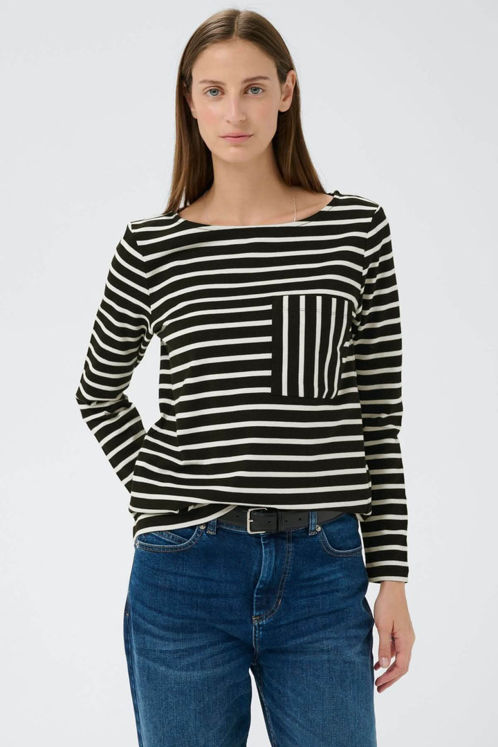 Haut à rayures contrastées Della, manches longues avec poche poitrine contrastée, style moderne et épuré pour un look décontracté.