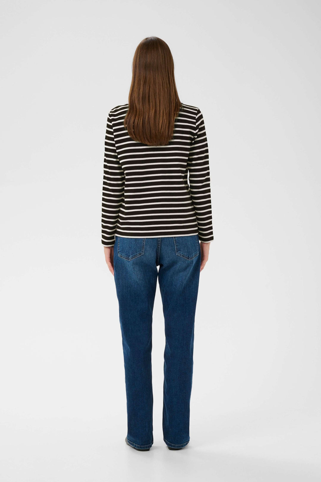 Person wearing Haut à rayures contrastées Della, a modern striped top with a front pocket, displayed from the back.