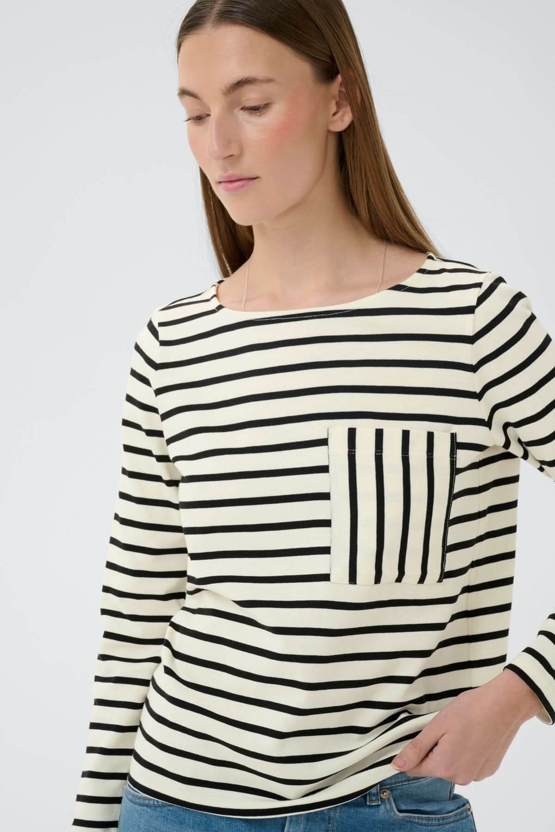 Haut à rayures contrastées Della avec poche poitrine et manches longues, idéal pour un style quotidien moderne et décontracté.