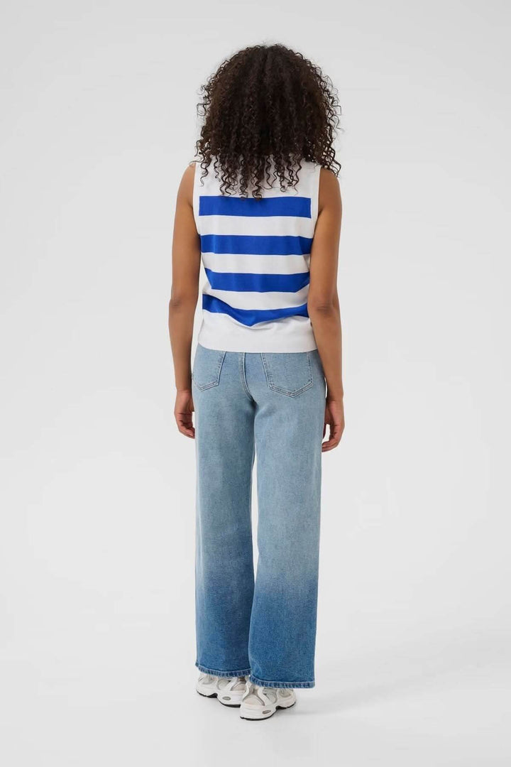 Haut sans manches à rayures marines, vue arrière, avec jeans larges et baskets blanches.