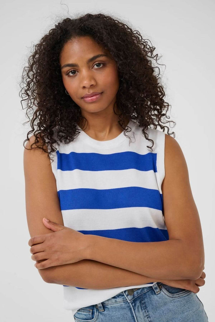 Haut sans manches à rayures marines, style estival et coupe flatteuse, porté par un mannequin.