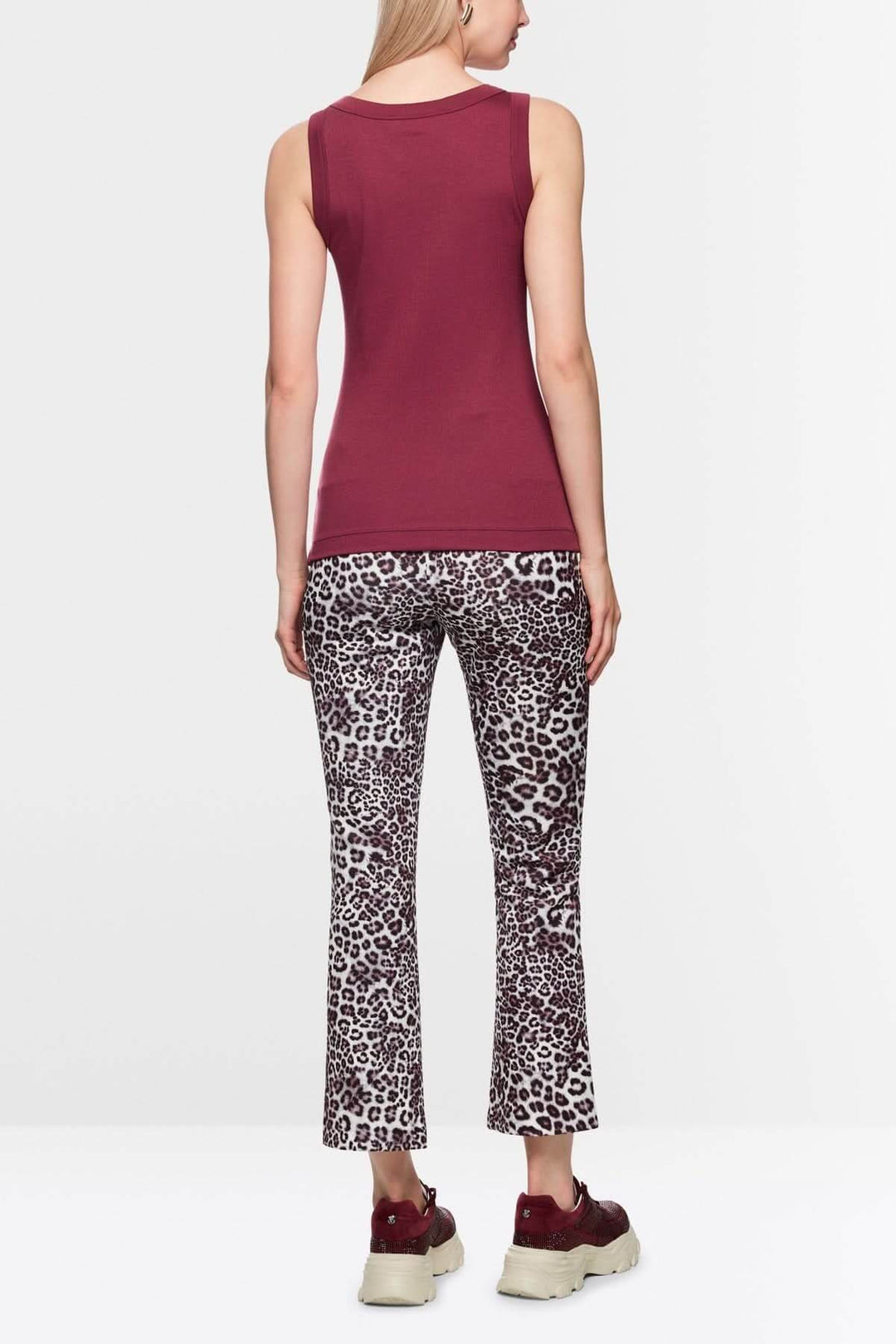 Haut sans manches en coton côtelé, femme portant un haut bordeaux avec pantalon léopard de dos, coupe ajustée, encolure ronde.