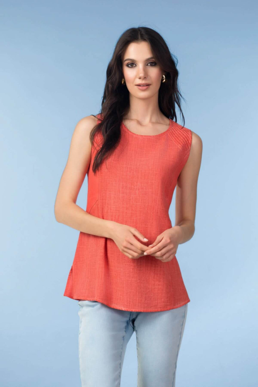 Haut sans manches encolure ronde en tissu léger et fluide, idéal pour un look soigné ou décontracté, porté par une femme.