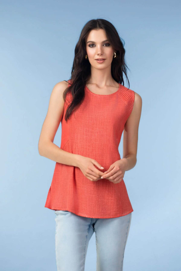 Haut sans manches encolure ronde en tissu léger et fluide, idéal pour un look soigné ou décontracté, porté par une femme.