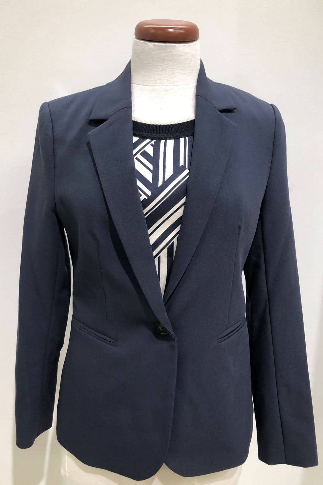 Veston souple Taylor Classic blazer in navy blue with a sleek fit and satin lining, perfect for chic or casual wear.