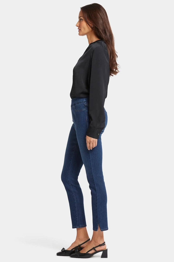Jean Alina skinny à enfiler, coupe moulante et tissu doux, modèle élégant avec poches et ceinture large.