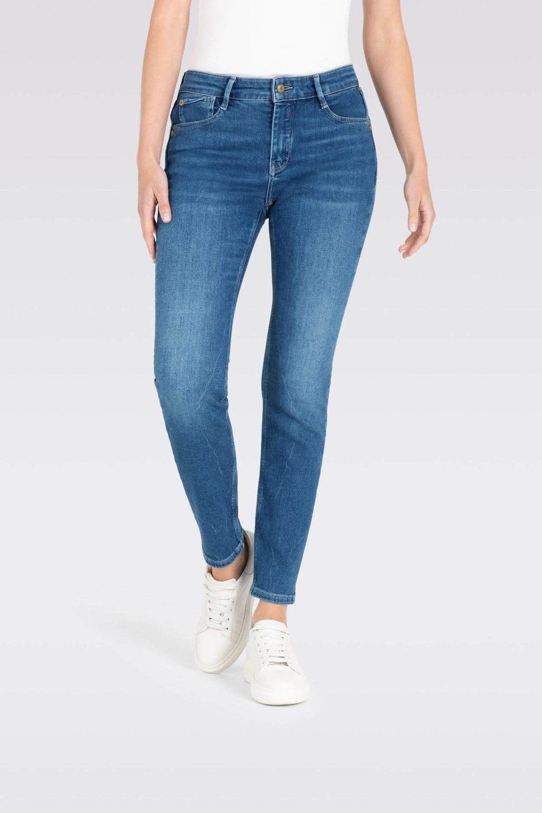 Jean slim à taille basse et jambes ajustées, en denim stretch, offrant un style moderne et une silhouette flatteuse.