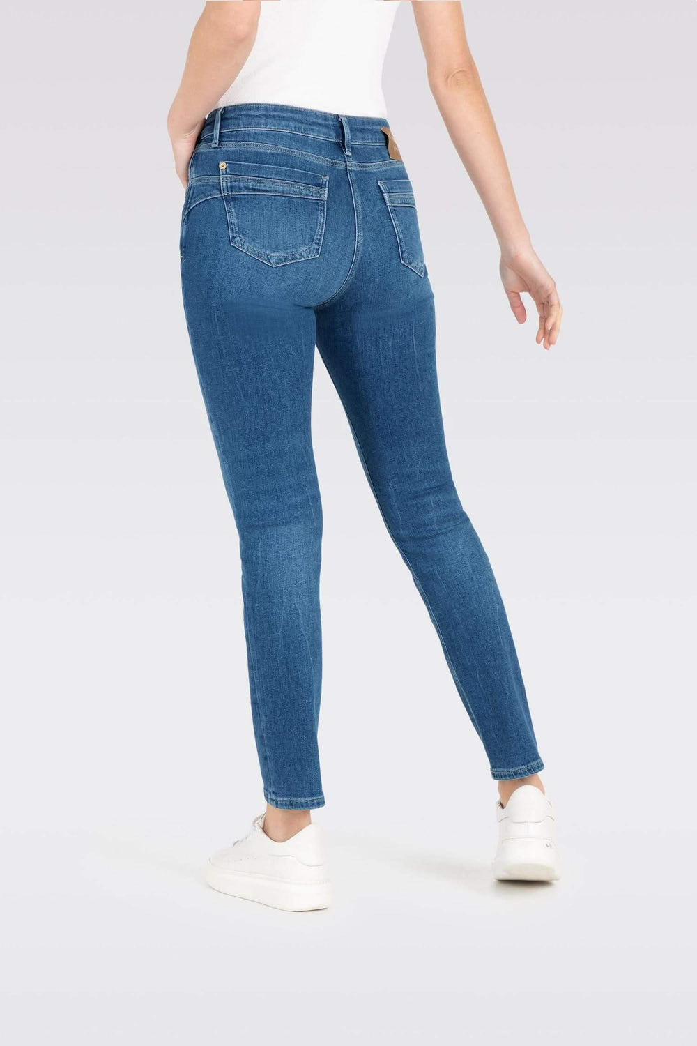 Jean slim bleu à taille basse, avec jambes ajustées et 5 poches, vue arrière pour un style moderne.