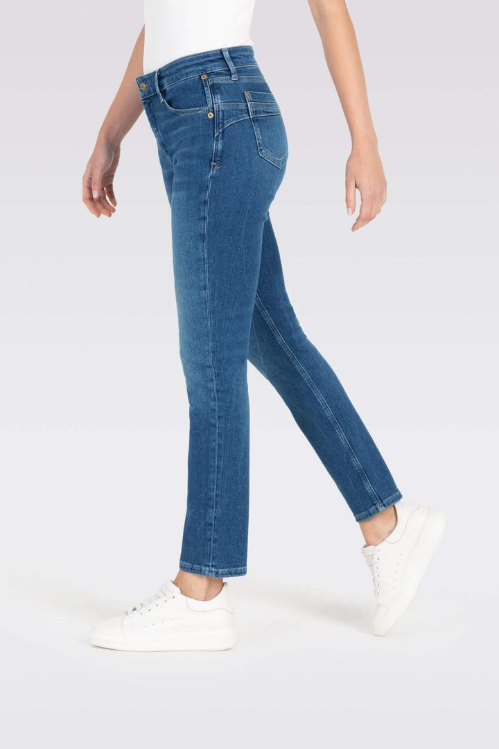 Jean California Slim avec coupe ajustée, taille basse et jambes élancées en denim stretch.