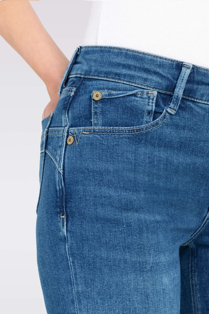 Jean slim bleu à taille basse, avec poches ajustées et couture flatteuse pour un look moderne et stylish.