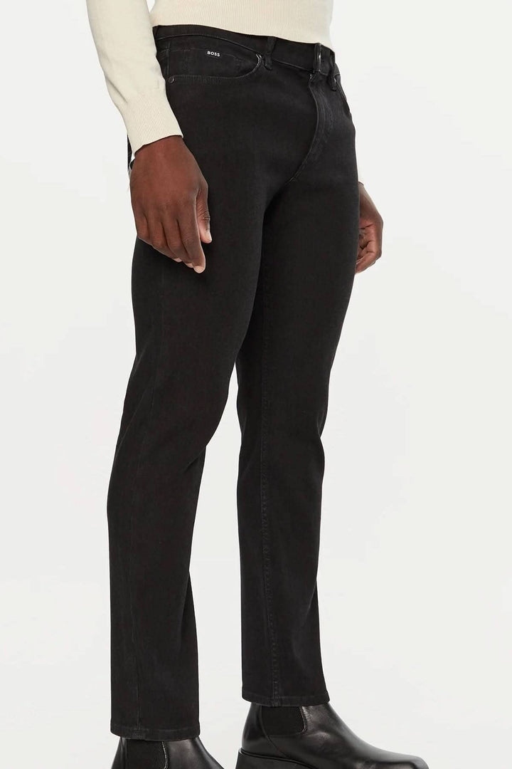 Jean slim fit noir BOSS pour homme, offrant confort et style avec un denim extensible.