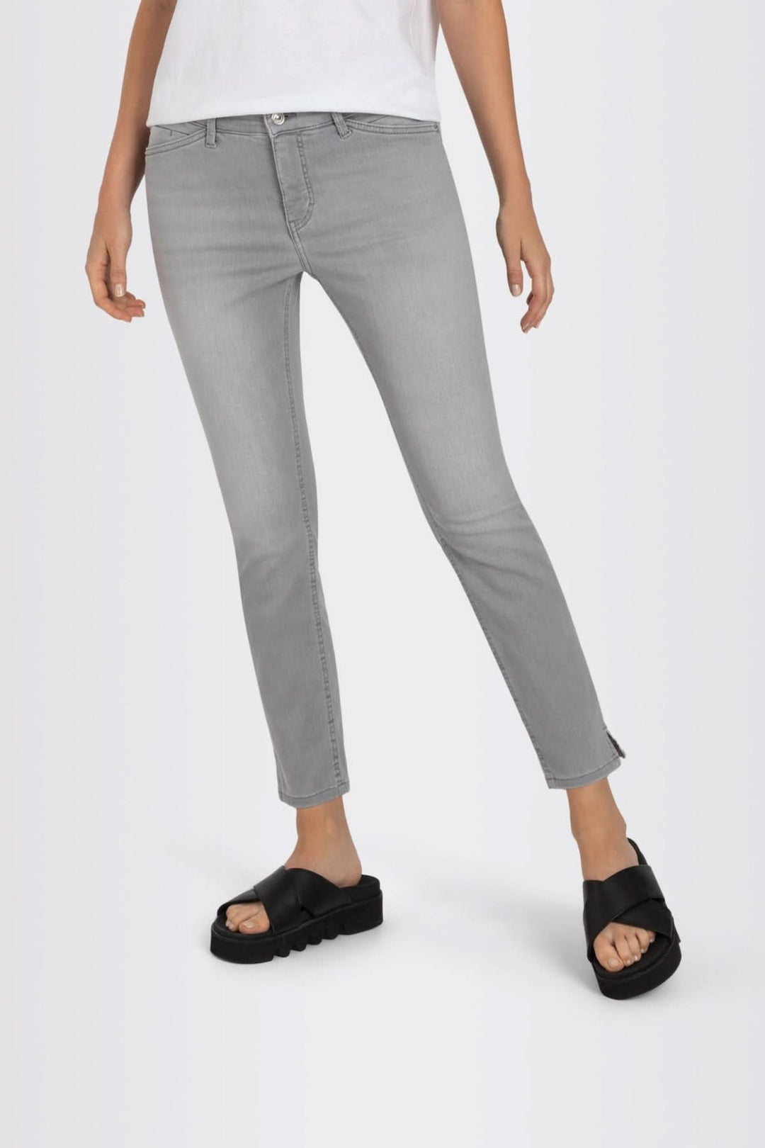 Jean slim gris avec détail fendu à l'ourlet, coupe ajustée pour un style moderne et confortable.