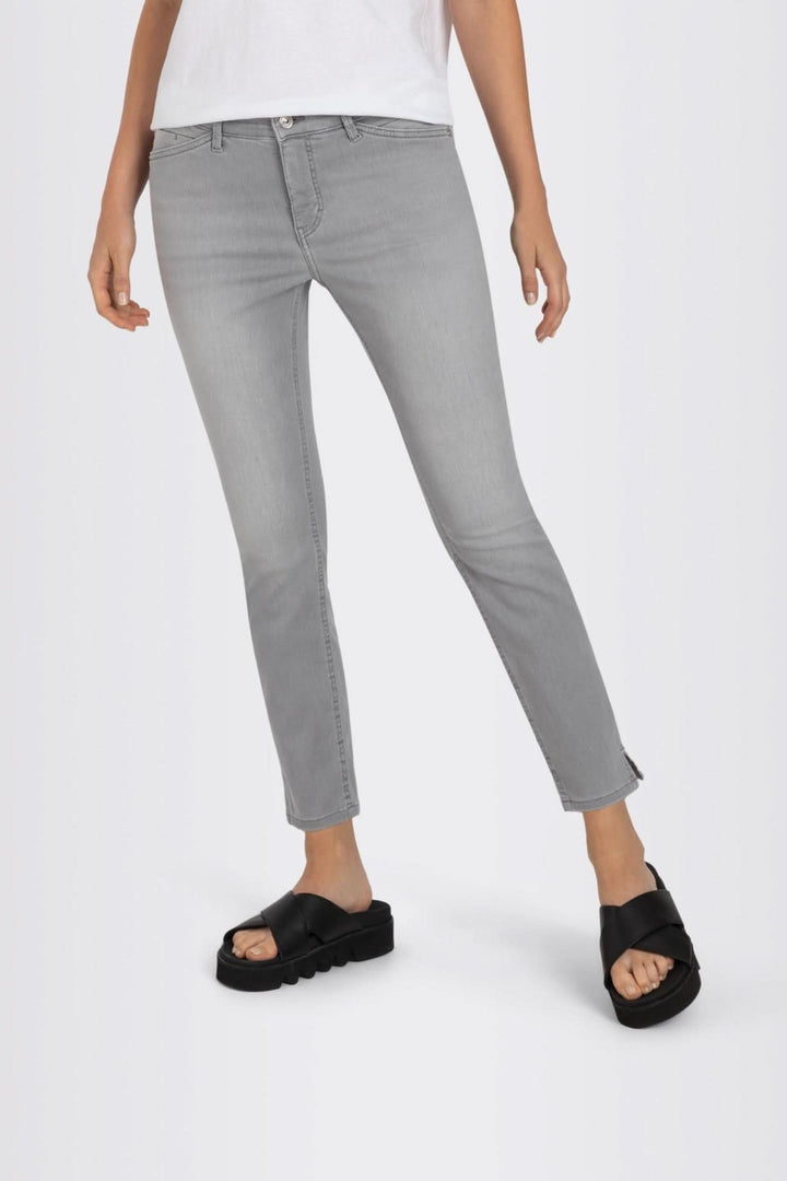 Jean slim gris avec détail fendu à l'ourlet, coupe ajustée pour un style moderne et confortable.