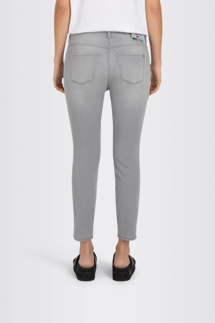 Jean slim gris à coupe ajustée, vue arrière, avec détails fendus et poches, style moderne et confortable.