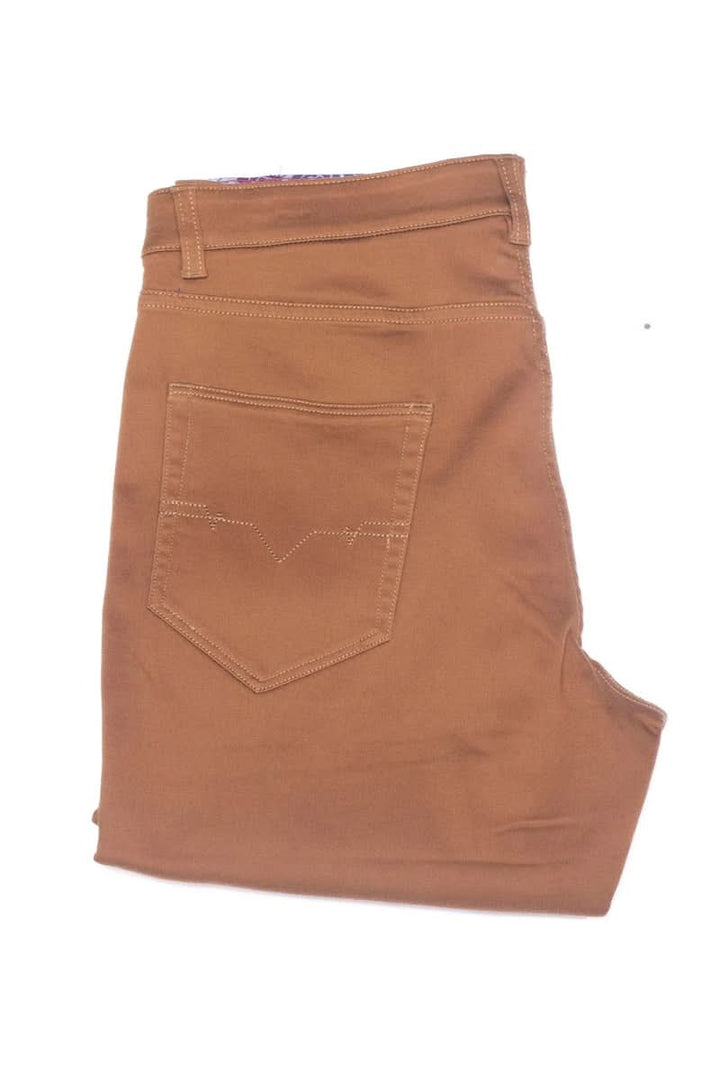 Jean Johnny marron pour homme, taille basse, coupe ajustée avec poches. Confortable et élégant.