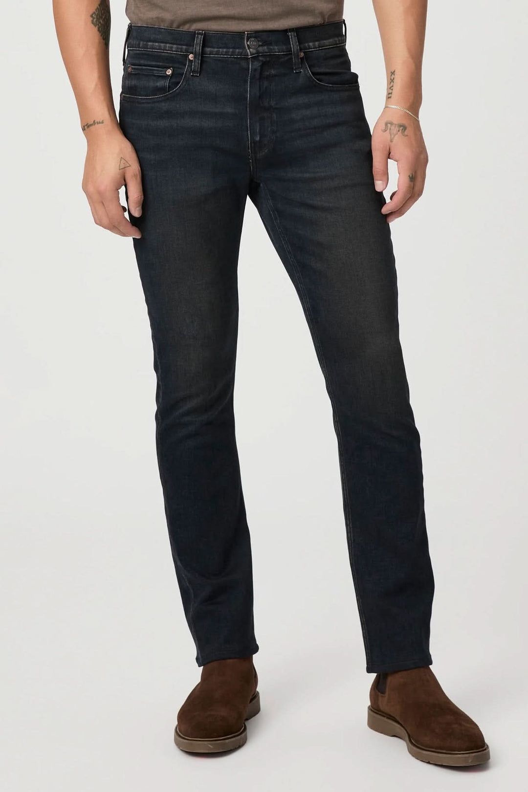 Jean Lennox slim ajusté, en denim délavé foncé, parfait pour un look élégant et confortable.