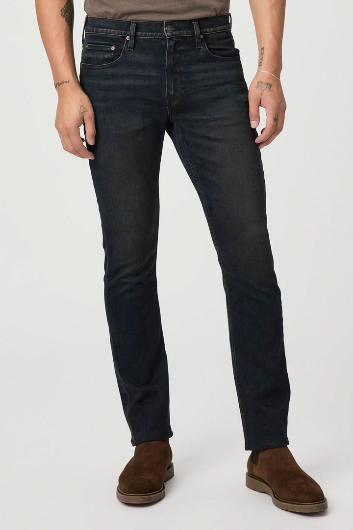 Jean Lennox slim ajusté, en denim délavé foncé, parfait pour un look élégant et confortable.
