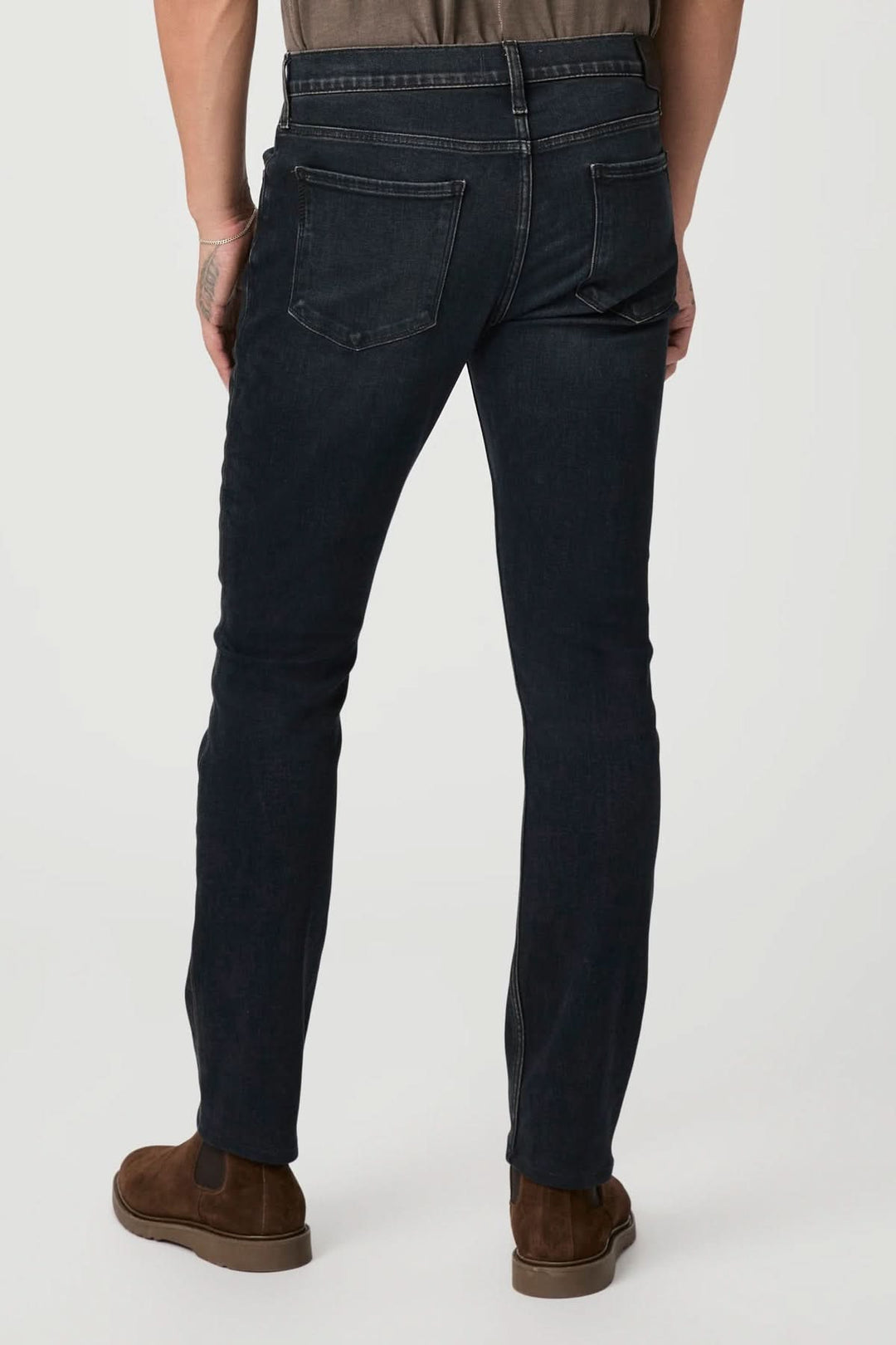 Jean Lennox, jean slim ajusté au dos, délavage foncé et look vintage, offrant confort et style.