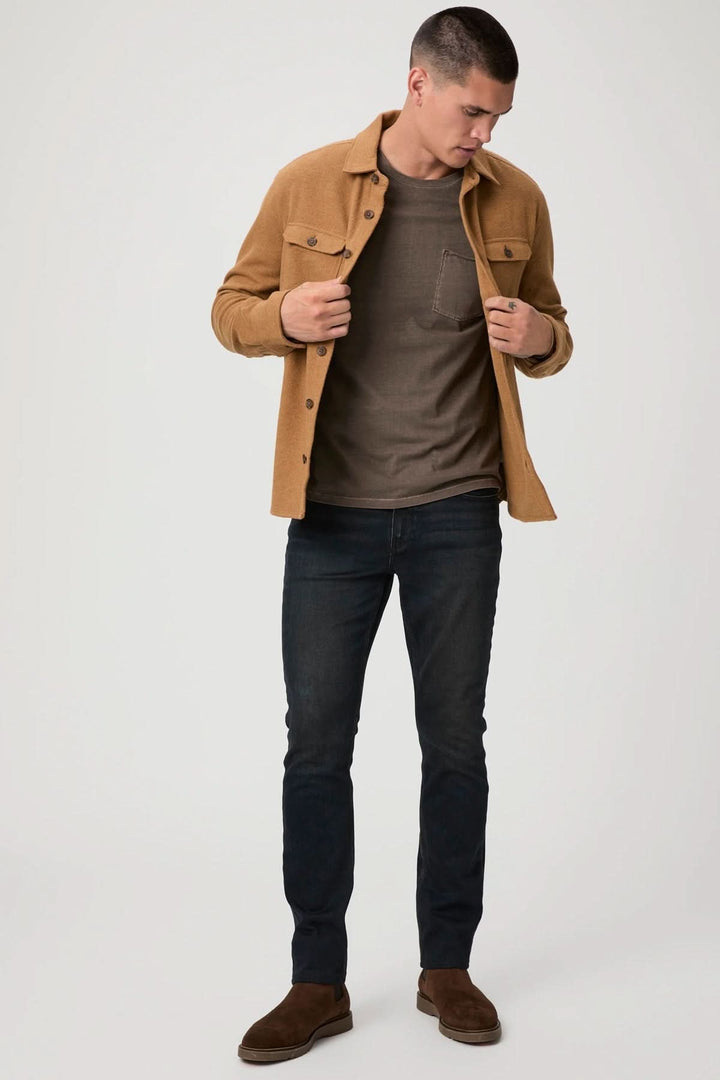 Homme portant un jean slim Lennox et une chemise marron, offrant un look élégant et décontracté.