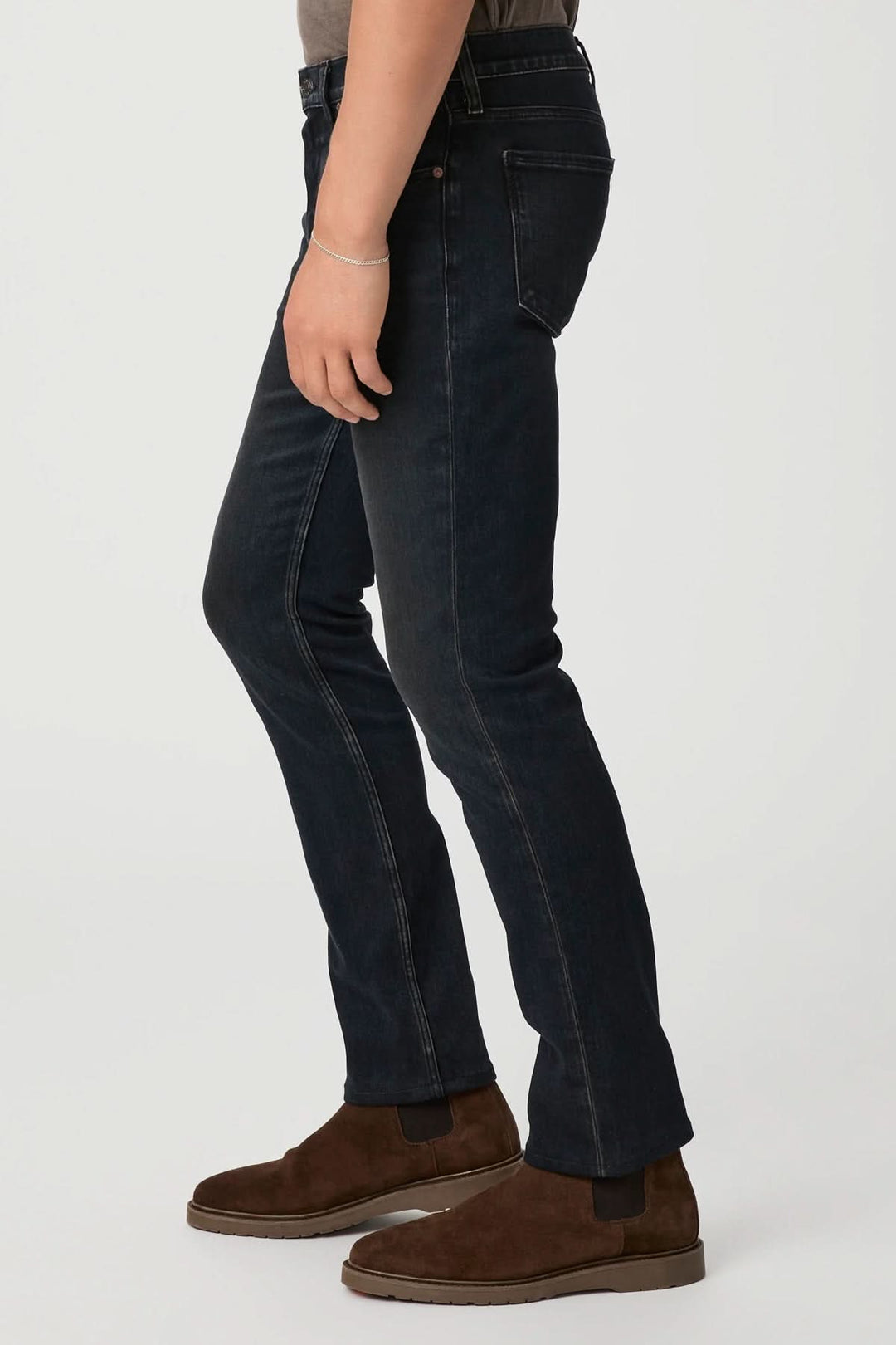 Jean Lennox slim, denim foncé, coupe ajustée aux cuisses, style élégant et vintage.