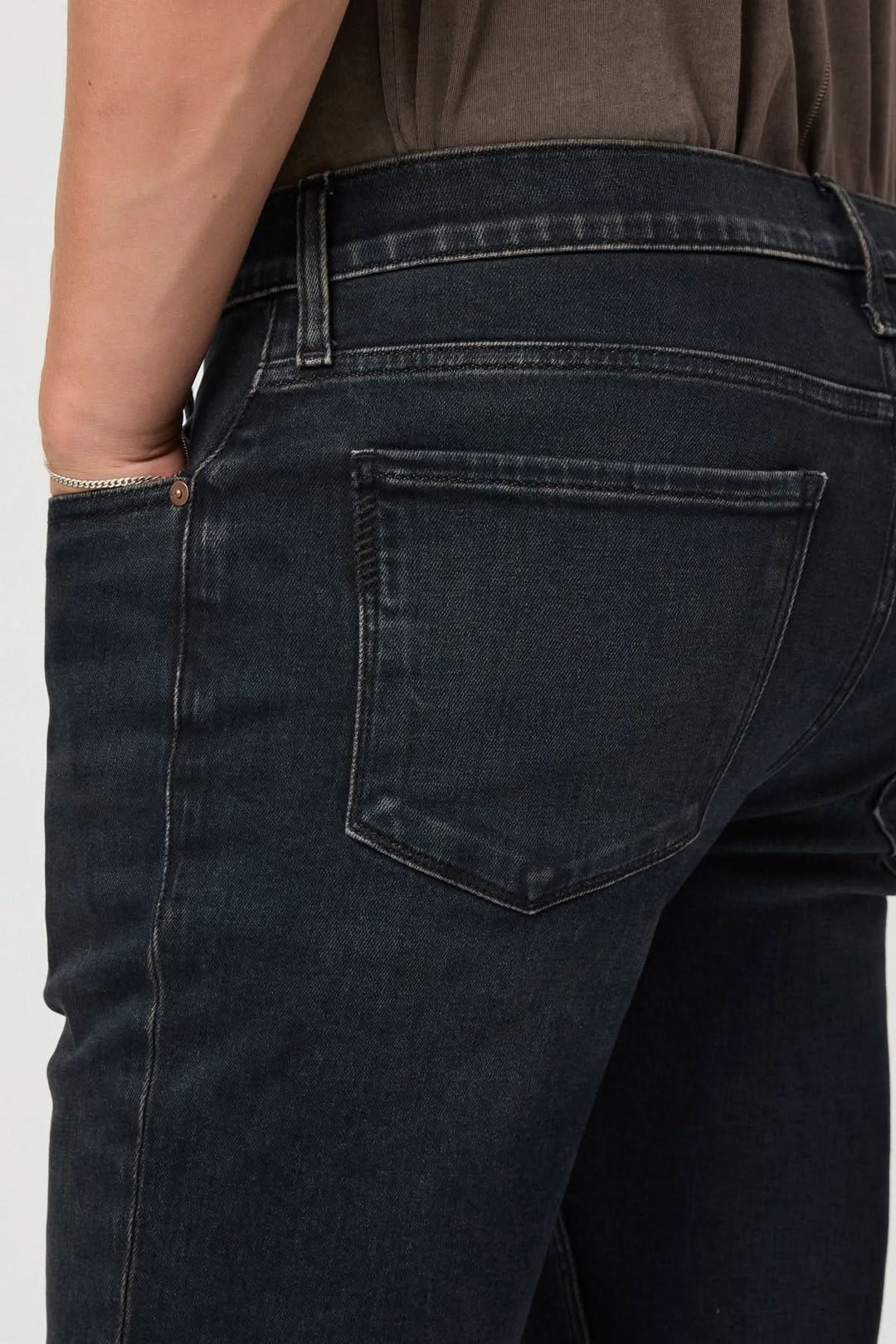 Vue arrière des jeans Lennox à délavage foncé, mettant en avant leur coupe slim et leur confort élégant.