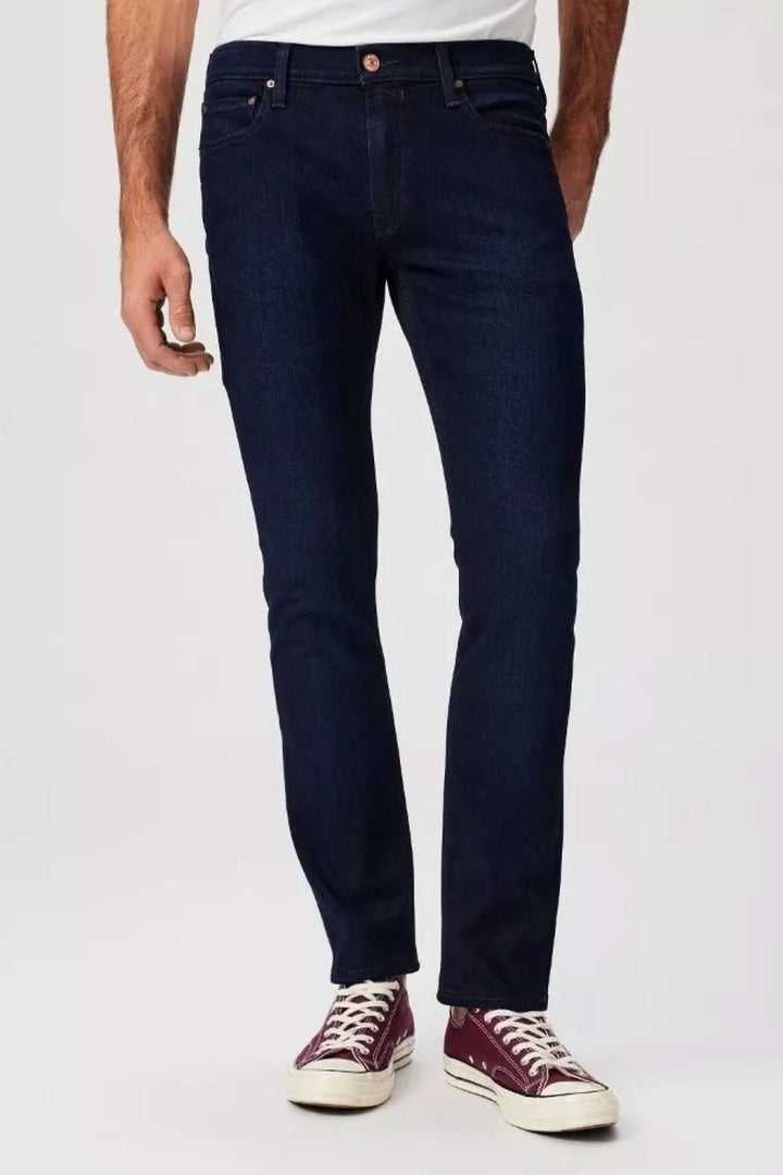 Jean slim Lennox en denim indigo foncé pour homme, coupe ajustée et style intemporel avec ferrures en cuivre.