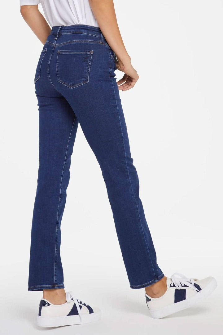 Jean Sheri femme vue arrière, coupe ajustée, couleur denim bleu, style classique avec 5 poches.