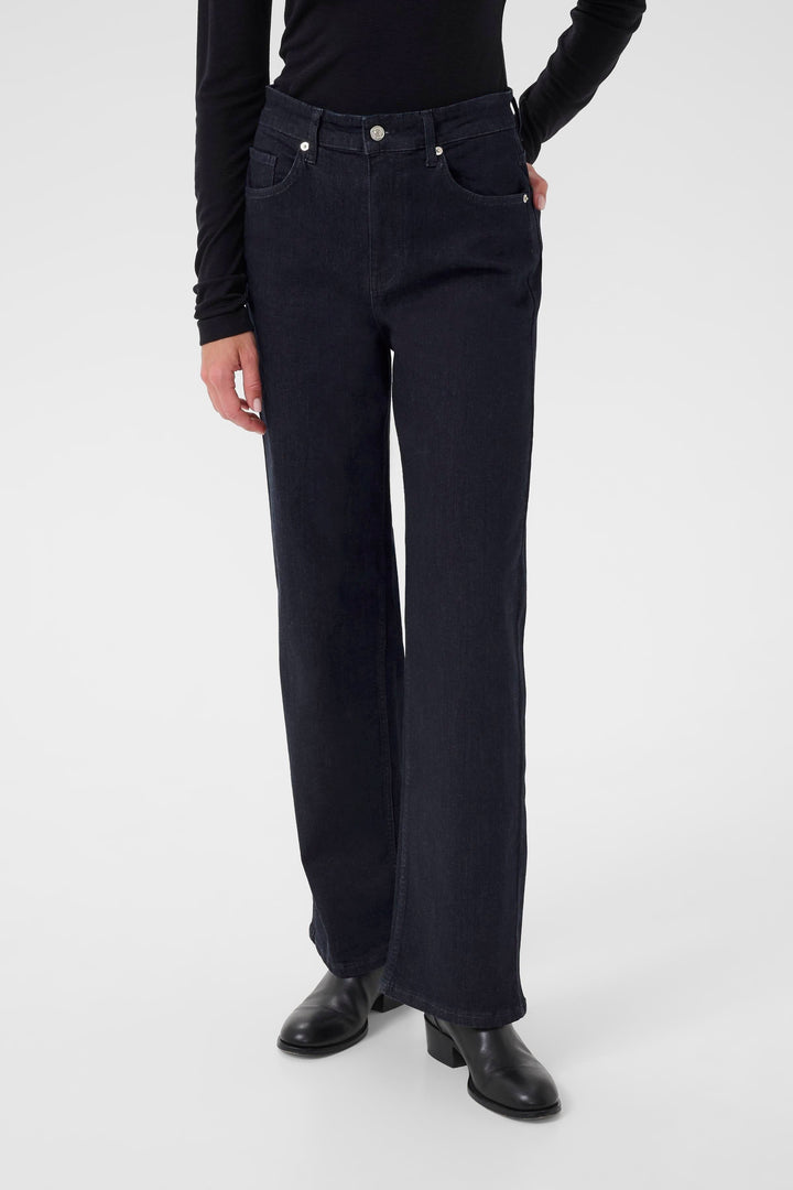 Jean Simona, jean à jambe droite légèrement ample, taille mi-haute, idéal pour un look soigné ou décontracté.