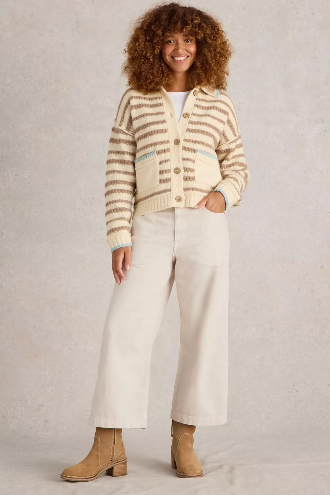 Femme portant Jean Tia court à jambes larges, taille haute, coupe droite et poches plaquées, polyvalent pour diverses tenues.