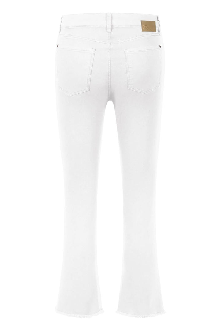Pantalon en denim blanc extensible avec jambe évasée et finition effilochée, vue arrière.