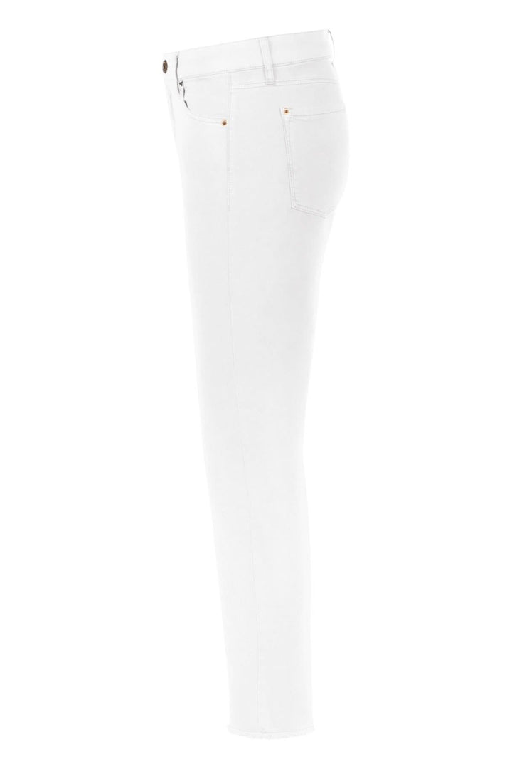Jean blanc en denim extensible avec coupe slim et jambe légèrement évasée, finition effilochée moderne.