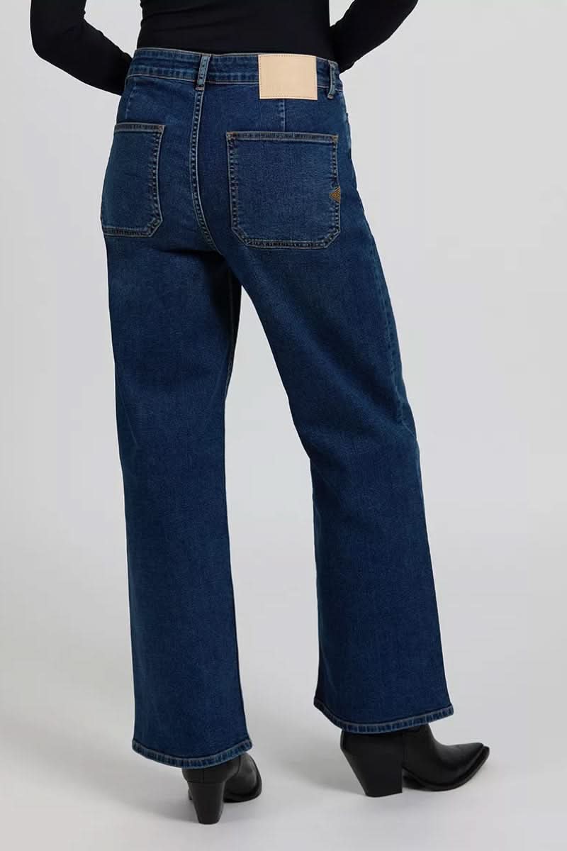 Jean Violett taille mi-haute avec poches arrière, coupe droite et look décontracté.