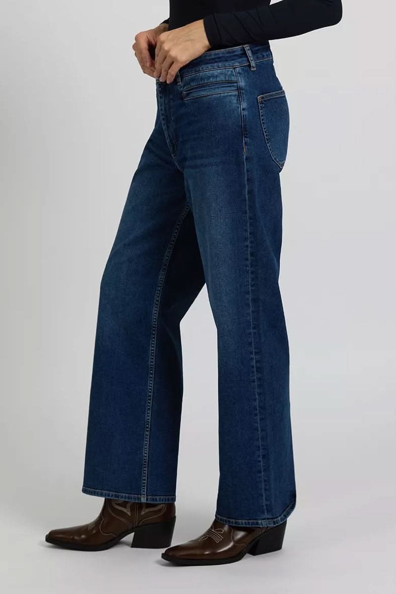 Jean Violett en denim bleu, coupe droite à taille mi-haute, avec poches élégantes et style polyvalent.