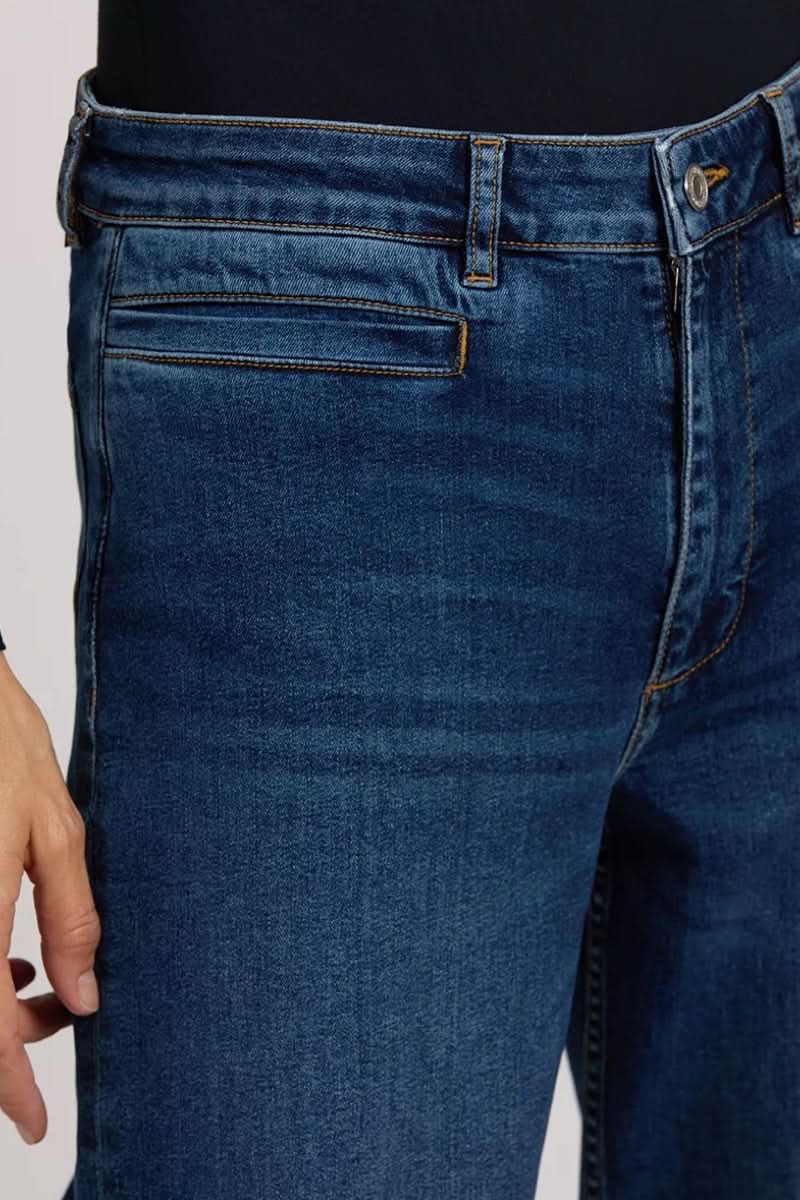 Jean Violett en denim bleu, coupe droite, avec poches élégantes et taille mi-haute pour un look décontracté ou habillé.