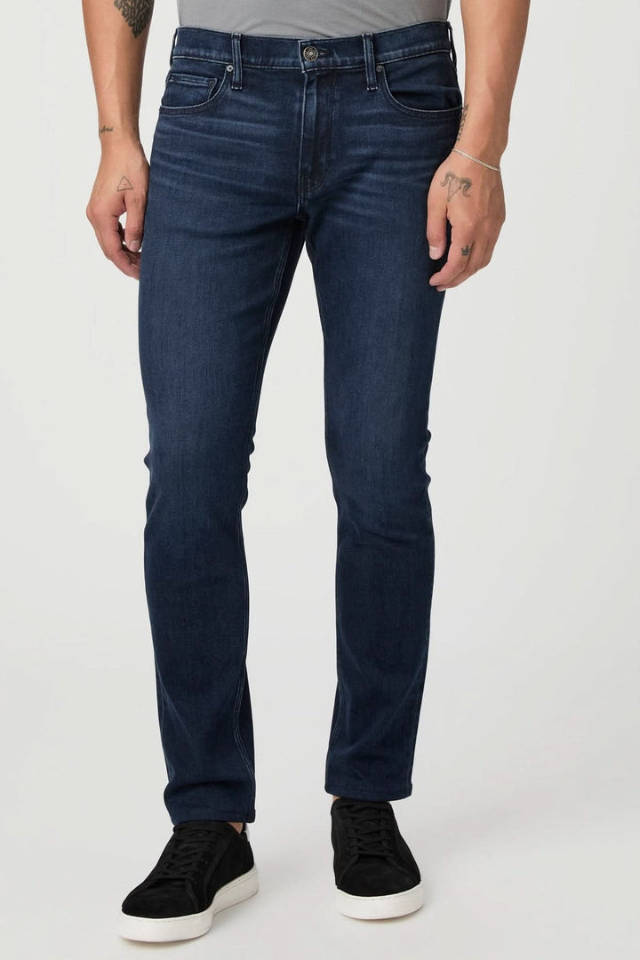 Jean ajusté vintage, coupe classique, délavage foncé, moustaches délicates, style intemporel.