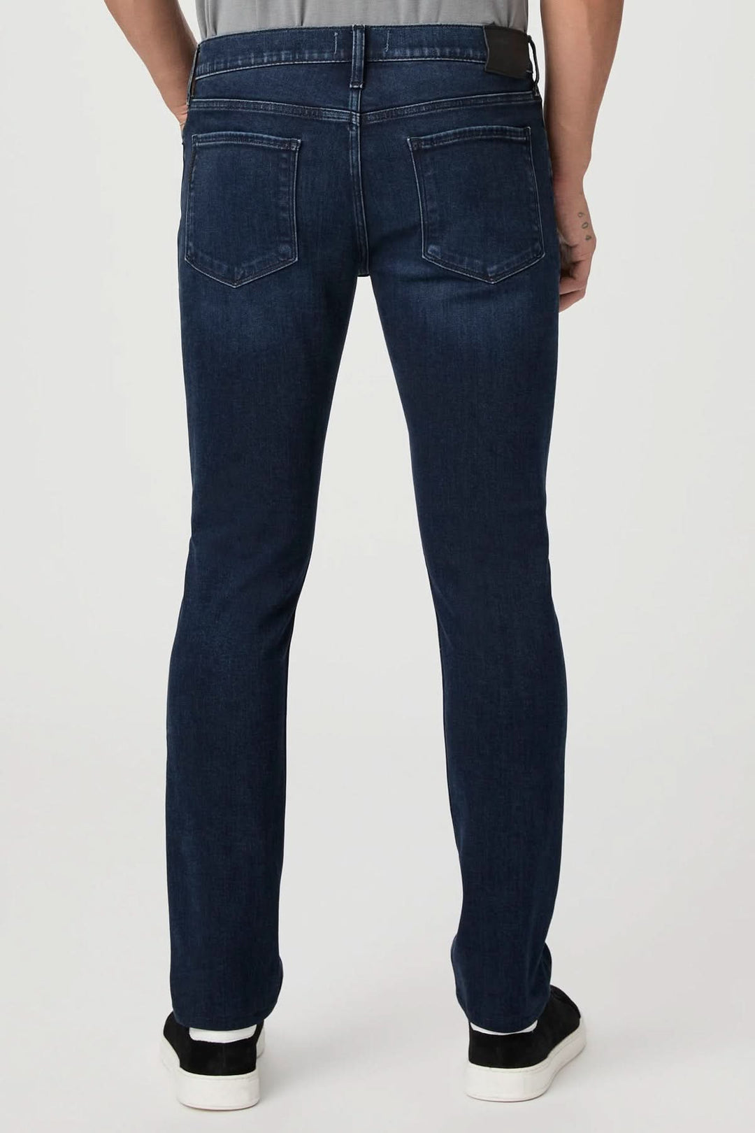 Jean ajusté vintage vue de dos, délavage foncé, style intemporel et polyvalent.