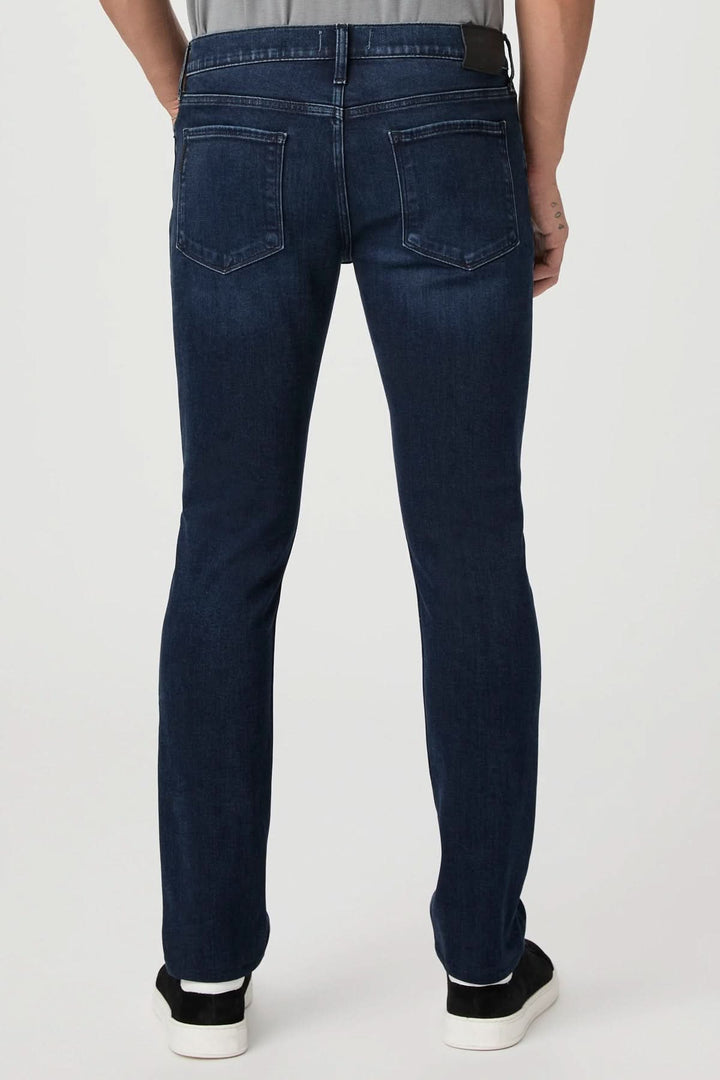 Jean ajusté vintage vue de dos, délavage foncé, style intemporel et polyvalent.