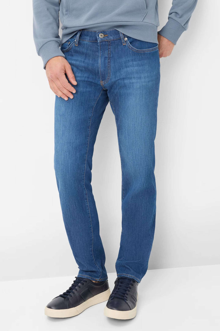 Jean cinq poches en denim bleu, coupe moderne, confort optimal pour un look décontracté et soigné.