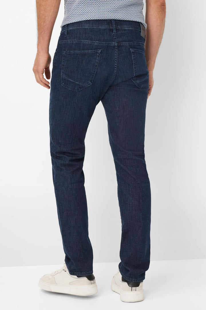 Jean cinq poches pour homme, coupe moderne, couleur bleu foncé, vue arrière, confort et style au quotidien.