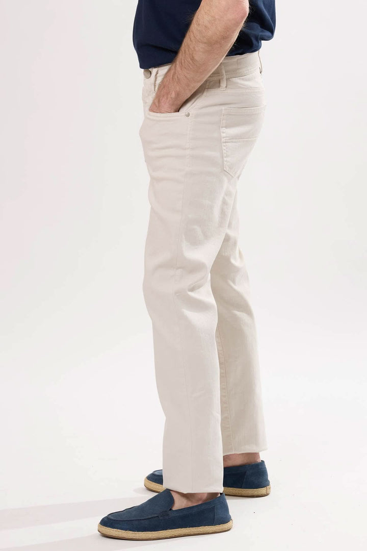 Jean coupe ajustée beige, offrant confort et style moderne, parfait pour un usage quotidien.