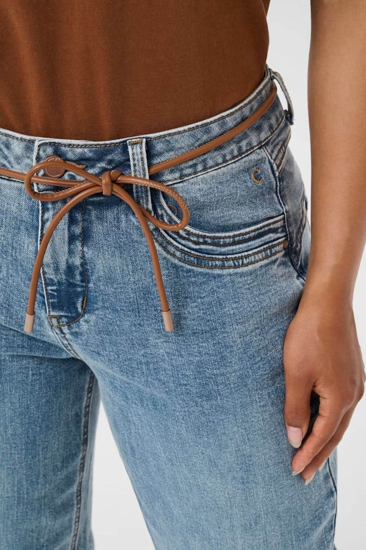 Jean à coupe droite décontractée avec lien ajustable, finition légèrement délavée et taille régulière.