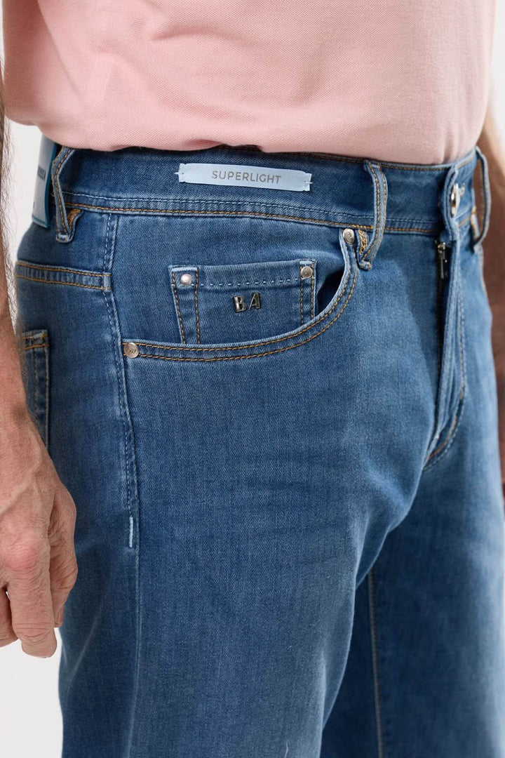 Jean coupe droite pour homme, toile extensible, fini légèrement délavé, idéal pour un look décontracté.