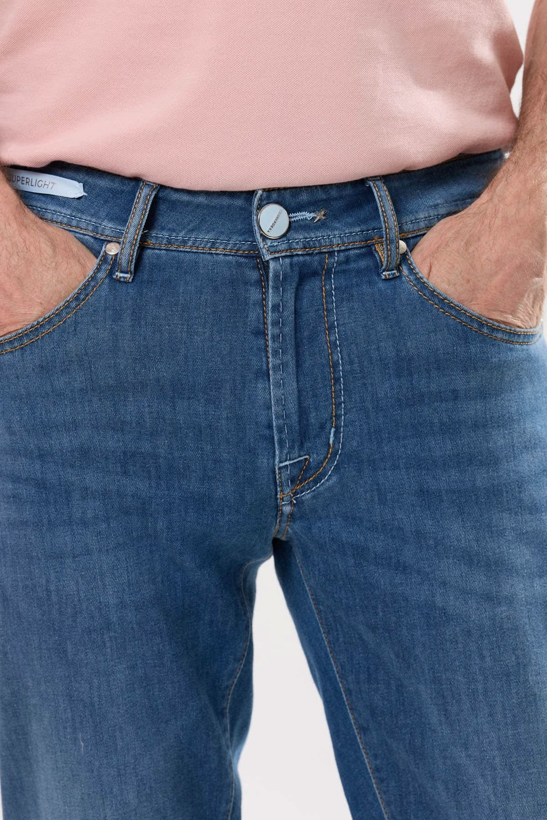 Jean coupe droite pour homme, toile extensible, fini légèrement délavé, détails de fermeture à glissière.