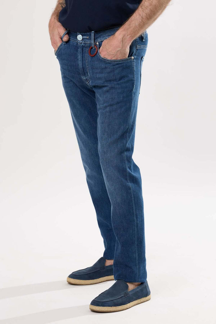 Jean coupe droite en toile extensible, ajustement confortable, fini délavé, idéal pour un look décontracté.