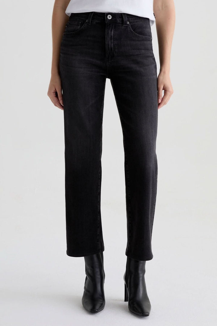 Jean à coupe droite noir délavé moderne et polyvalent, parfait pour un look chic décontracté, décrit en français.