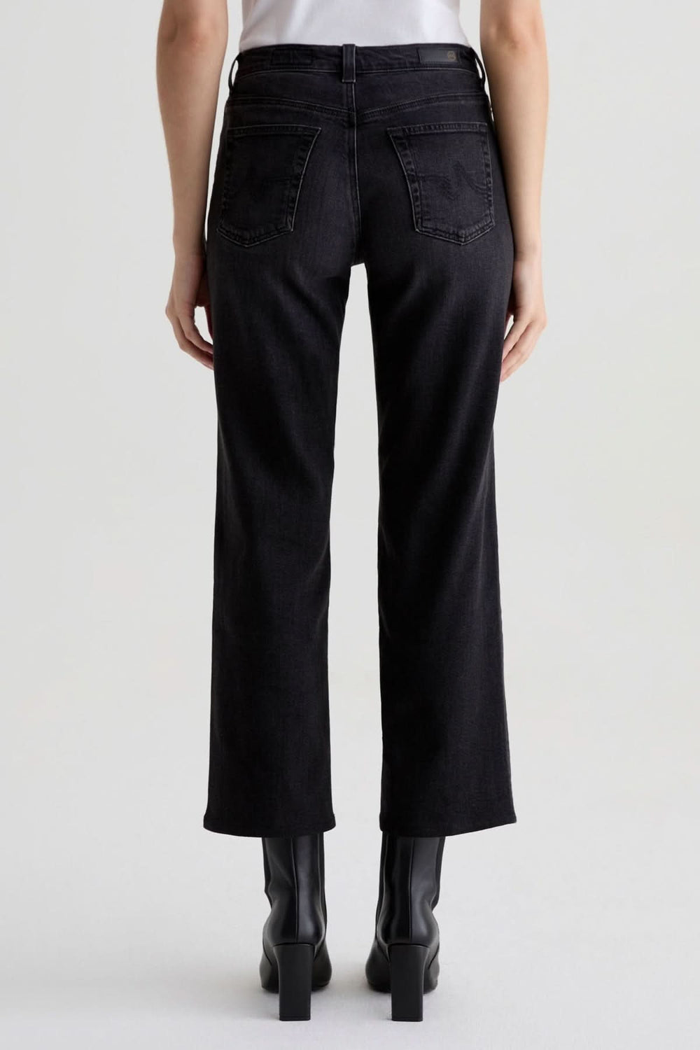 Vue arrière du Jean à coupe droite noir délavé pour un look chic et décontracté. Denim extensible pour un confort optimal. Décris moi le produit.