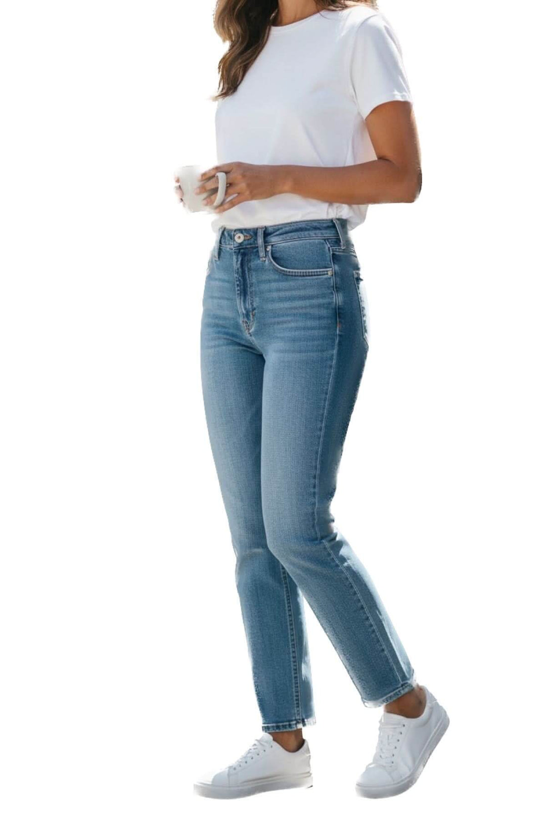Femme portant un jean coupe droite classique en denim souple avec t-shirt blanc, illustrant le confort et l&